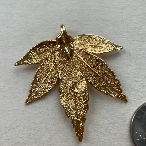 Gold Japanese Maple leaf pendant - Picture 2 of 6